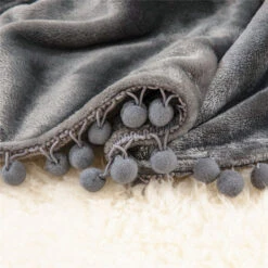 Plaid Canapé En Flanelle Gris à Pompons -Housse Moderne Magasin grand plaid pour canape housse moderne 1