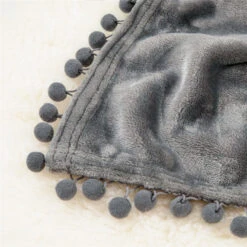 Plaid Canapé En Flanelle Gris à Pompons -Housse Moderne Magasin grand plaid pour canape housse moderne 3